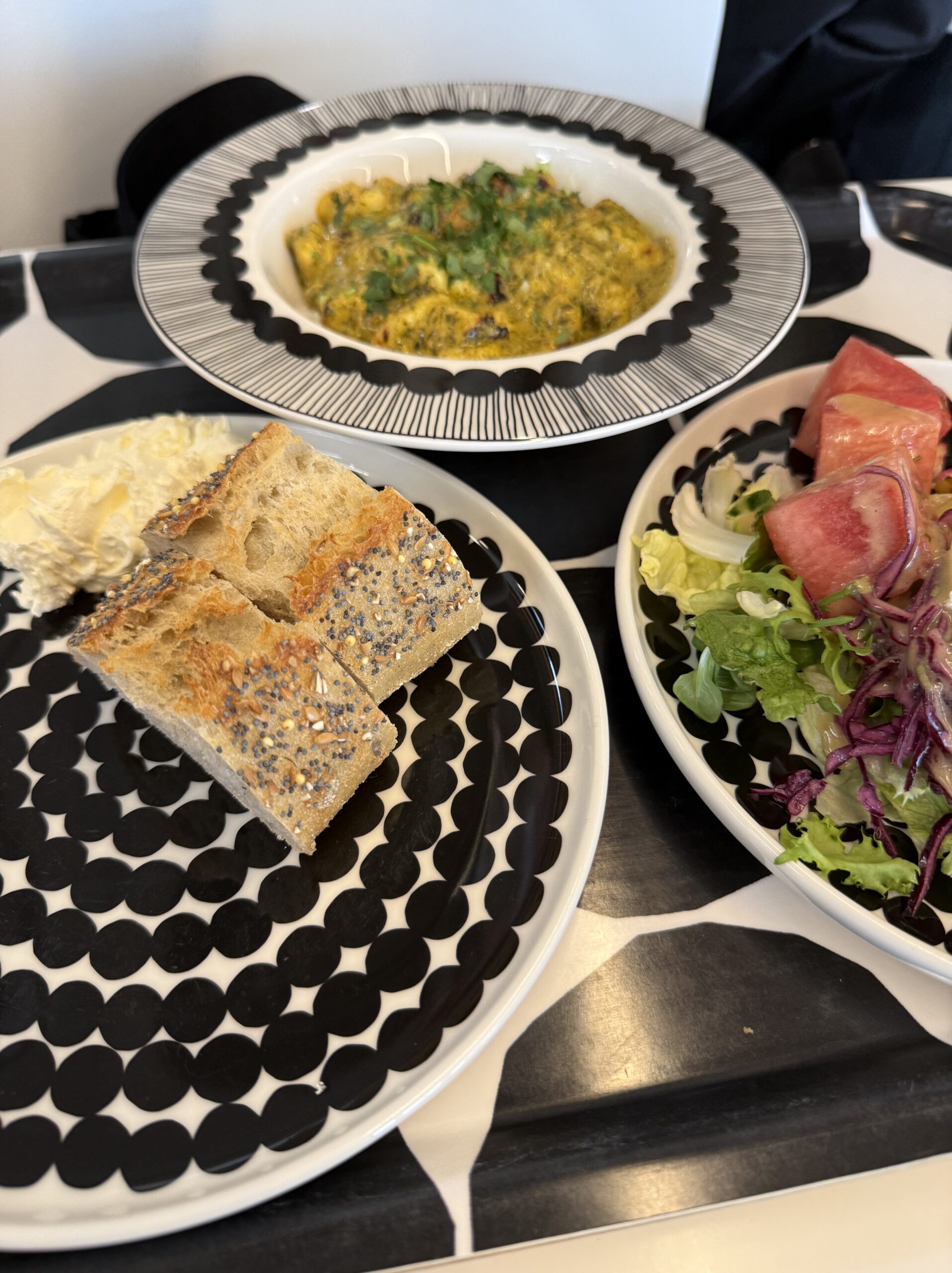 Kivet柄のトレイに乗ったマリトリのランチ