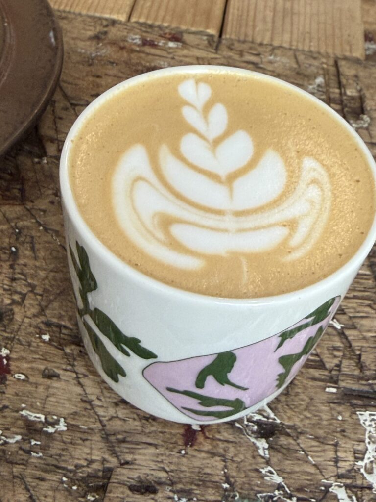 Andante cafeの北欧食器で提供されるカフェラテ