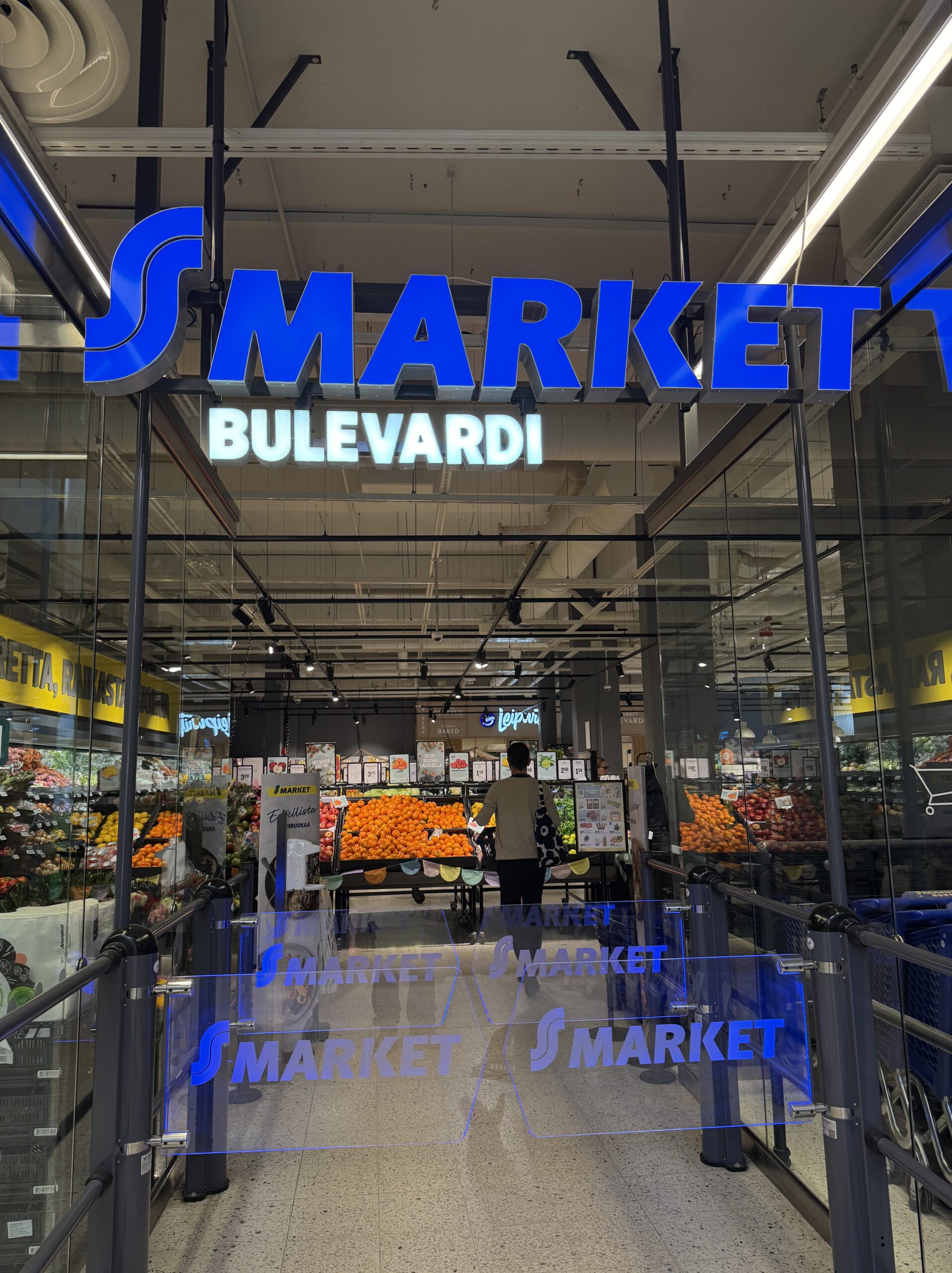 Entrance and automatic gates of S-MARKET BULEVARDI