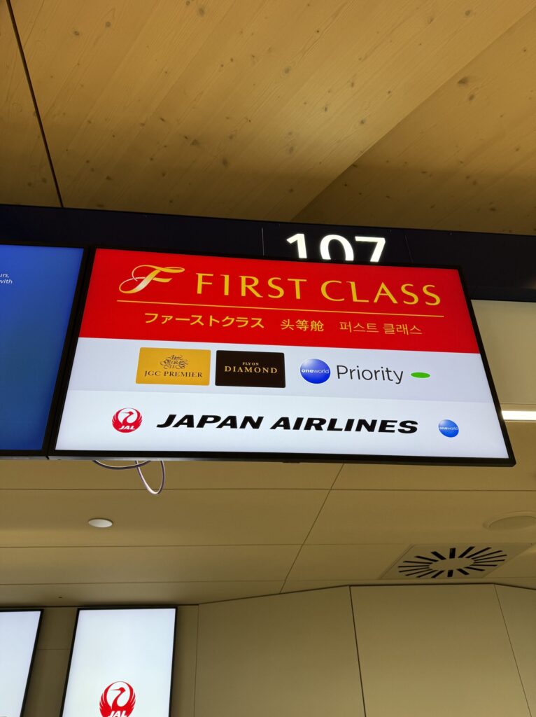 FIRST CLASS デジタルサイネージ