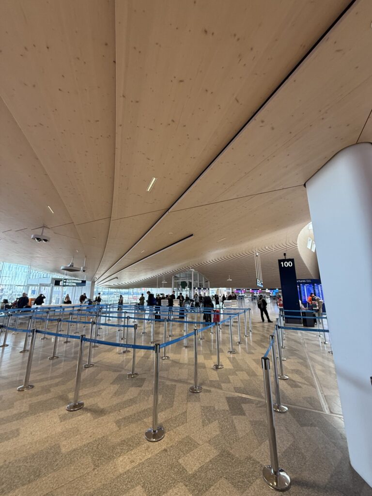 ヘルシンキ空港の出発ロビー