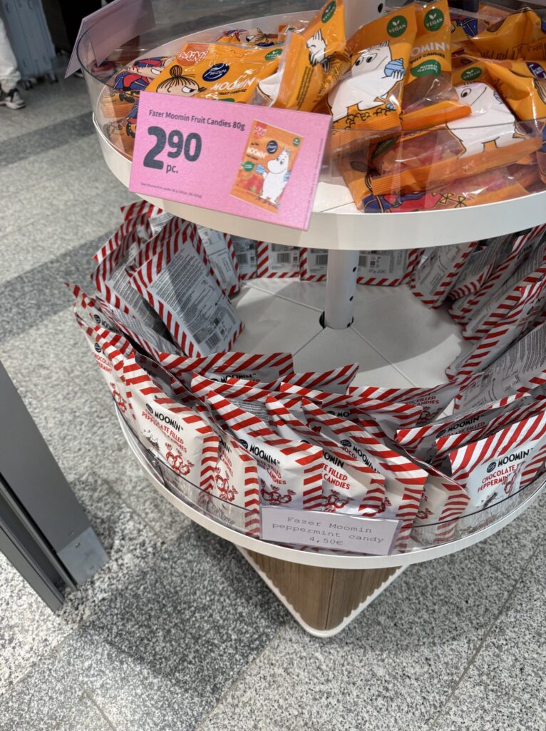 円形什器に並ぶFazerのペパーミントキャンディ