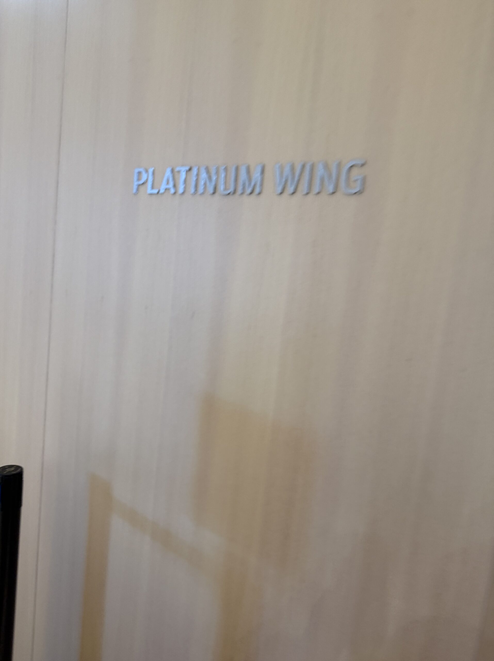 人生初のJALファーストクラス搭乗!Finnair Platinum Wingで過ごす出発前の贅沢な時間