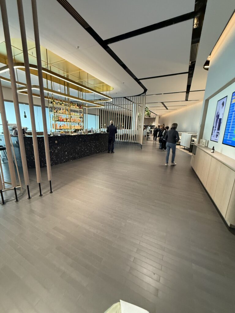 Finnair Platinum Wingのバーエリア
