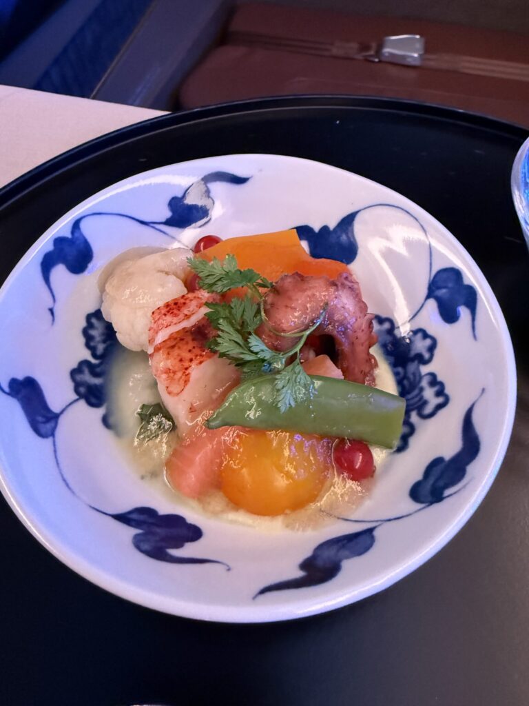 ロブスターやスモークサーモンが盛られた向付