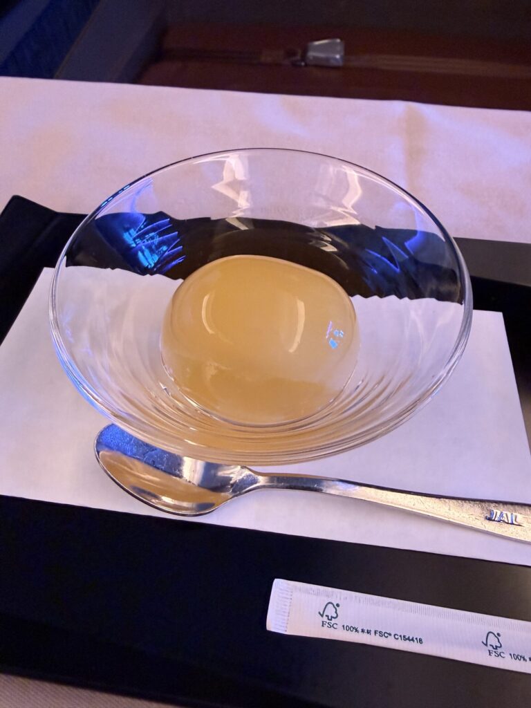 透明なガラス器に盛られた白桃ゼリー