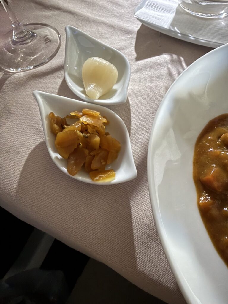 JAL特製カレーライスとらっきょう、福神漬け