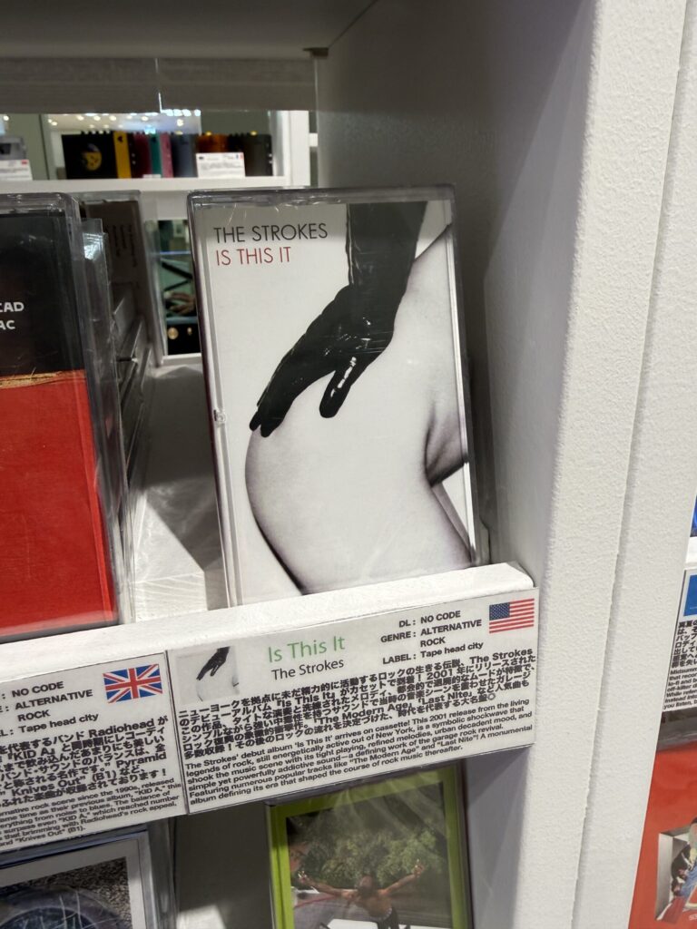 ヘルシンキの澄んだ冷たい空気から一転、帰国後にふらりと吸い込まれたのは、紙とビニール、そして微かな埃の匂いが心地よく混ざり合う日本のレコードショップ。棚の隙間にひっそりと、しかし強烈な存在感を放っていたのは、The Strokesの『Is This It』のカセットテープだ。