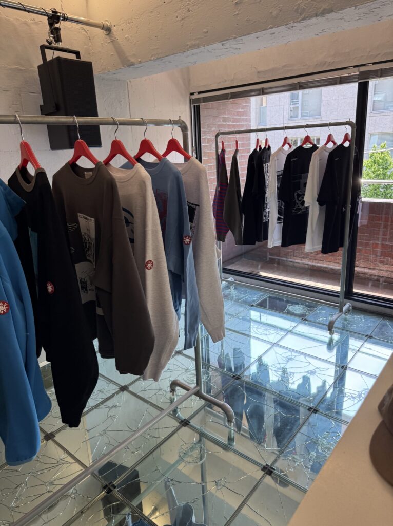 C.E 青山店のインダストリアルな店内と赤いハンガー