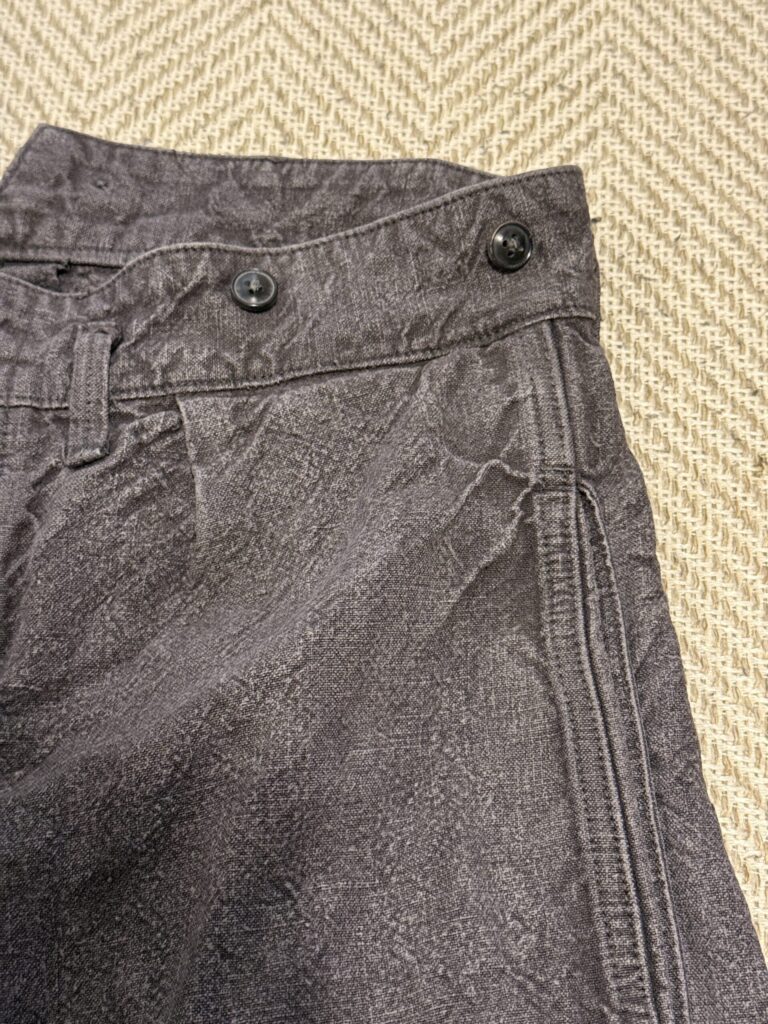 ポケット周辺の擦れと深いシワの陰影