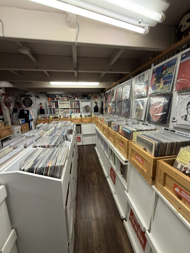 白い棚と木箱に詰め込まれたレコード
