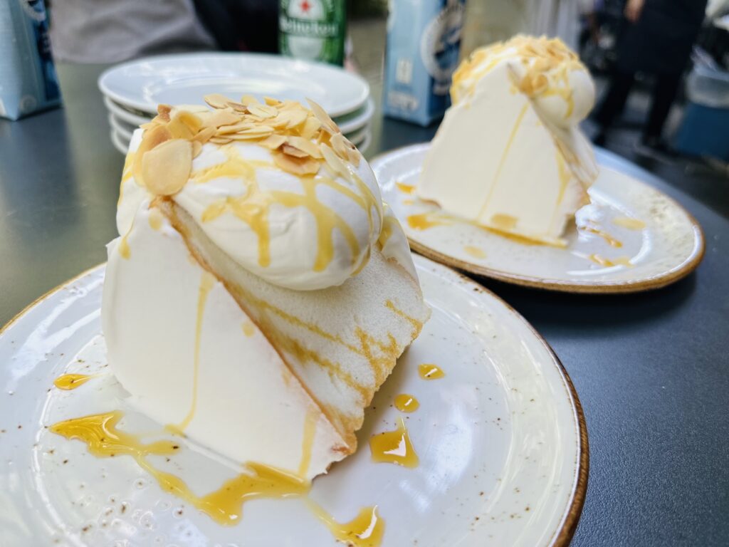 2026年、夏の丸の内仲通りで死角なしのカフェ時間。「GARB Tokyo」のエンゼルフードケーキとテラス席