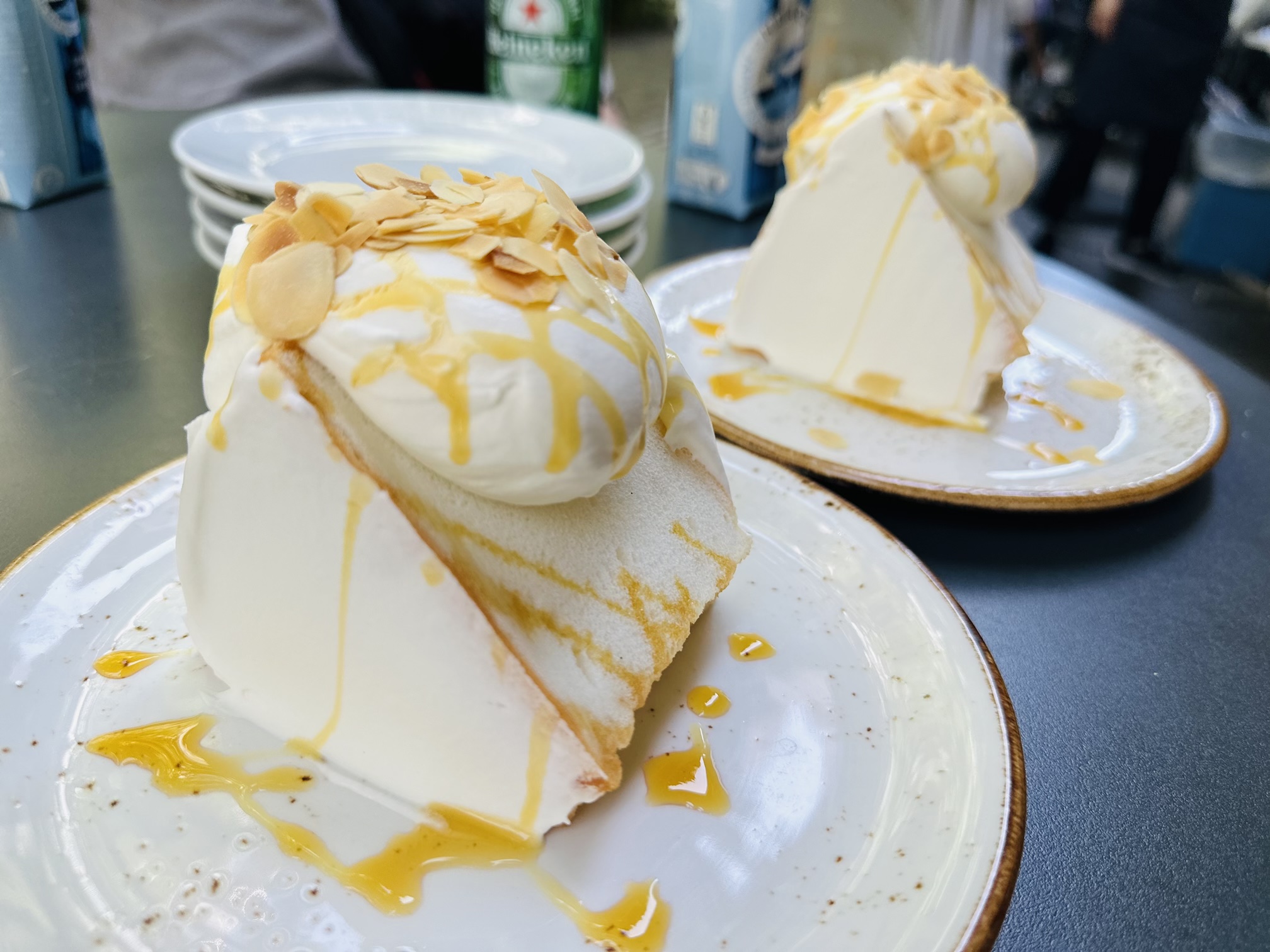 キャラメルソースがけエンゼルフードケーキ。