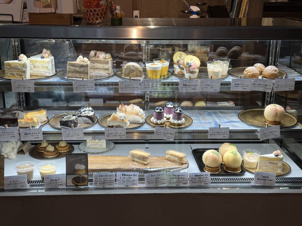色鮮やかなケーキが並ぶショーケース