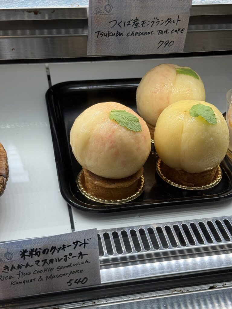 艶やかに光るまるごと白桃タルトのアップ