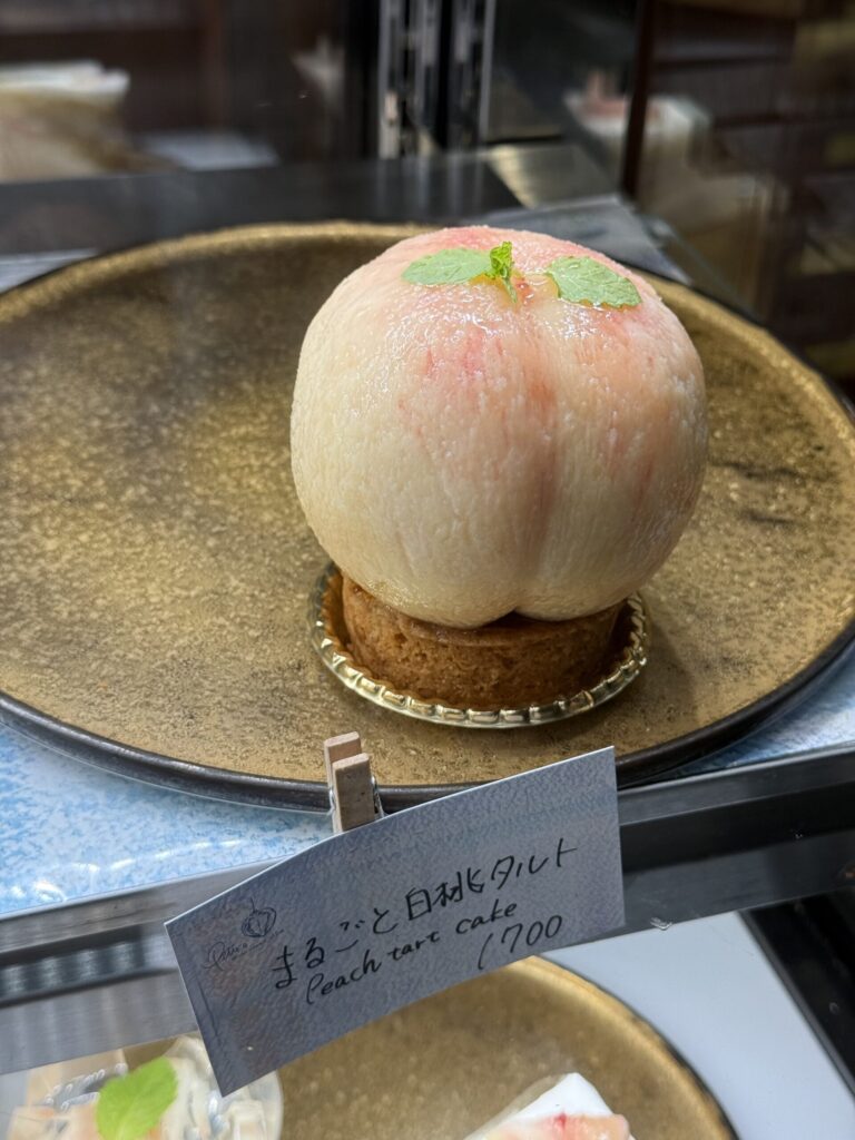 ショーケースに鎮座するご予約品のまるごと白桃タルト