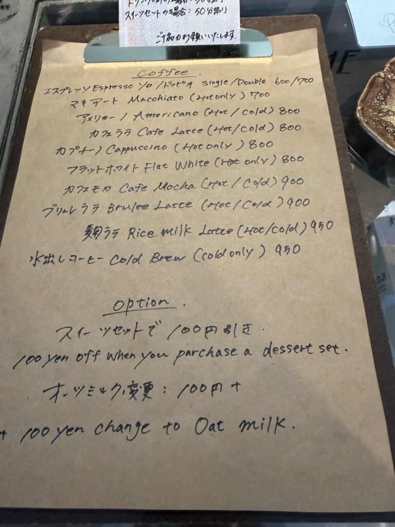 レジ前に置かれた手書きのメニューボード