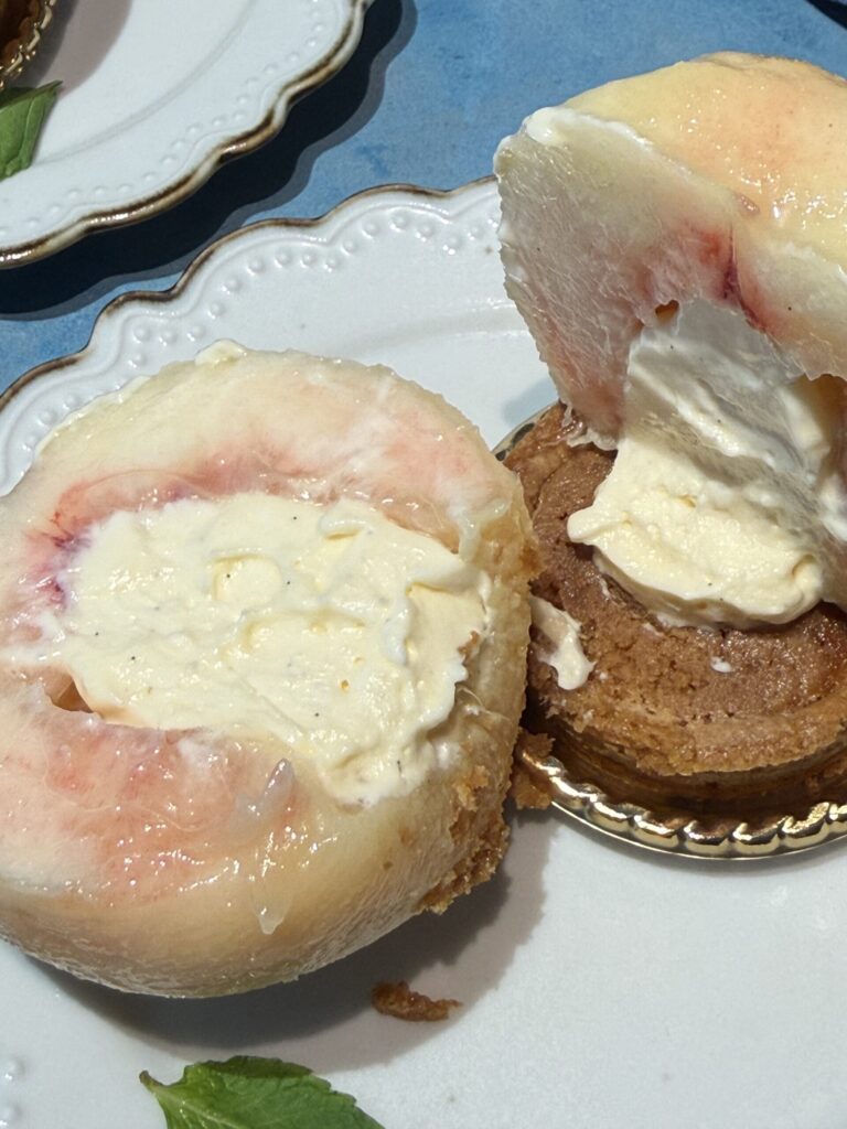 最後の一口まで堪能する桃タルト