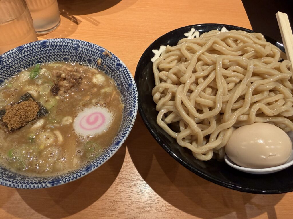 圧倒的なボリュームを誇る大盛りつけ麺