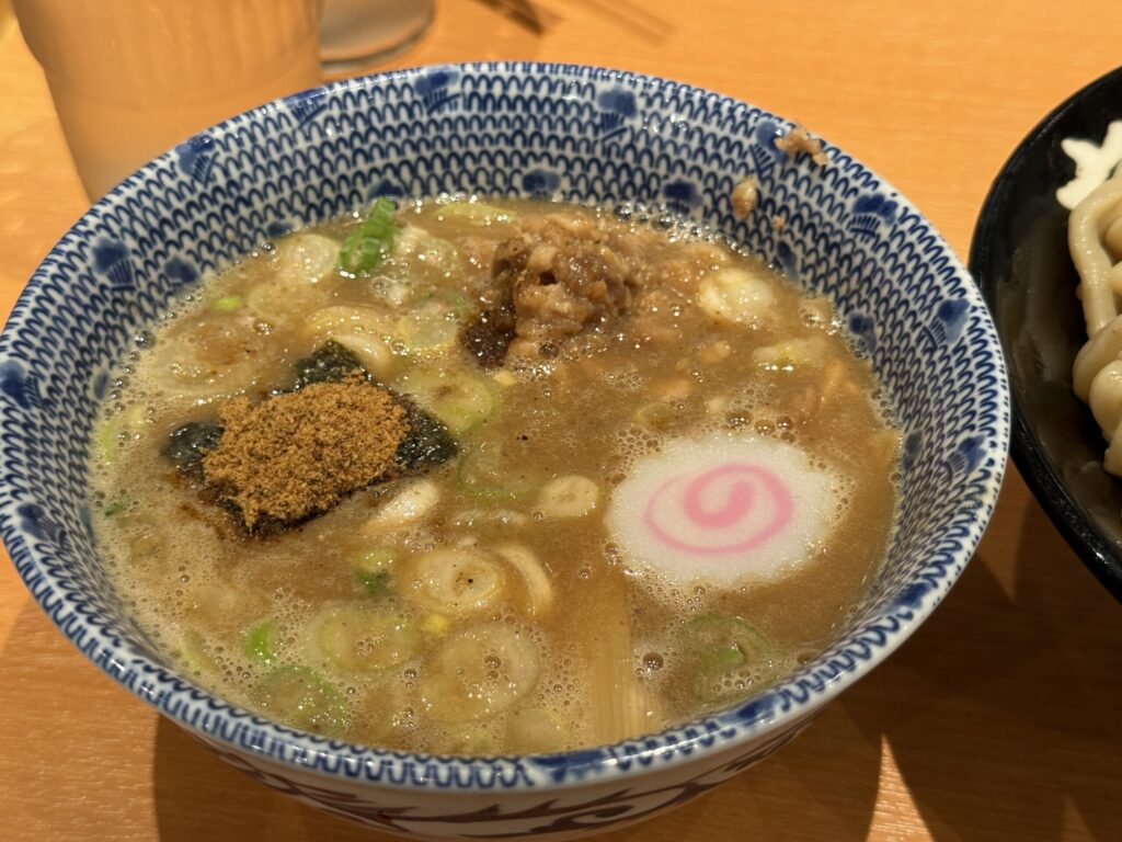 ドロリとした濃厚なつけ汁とピンク色のなると
