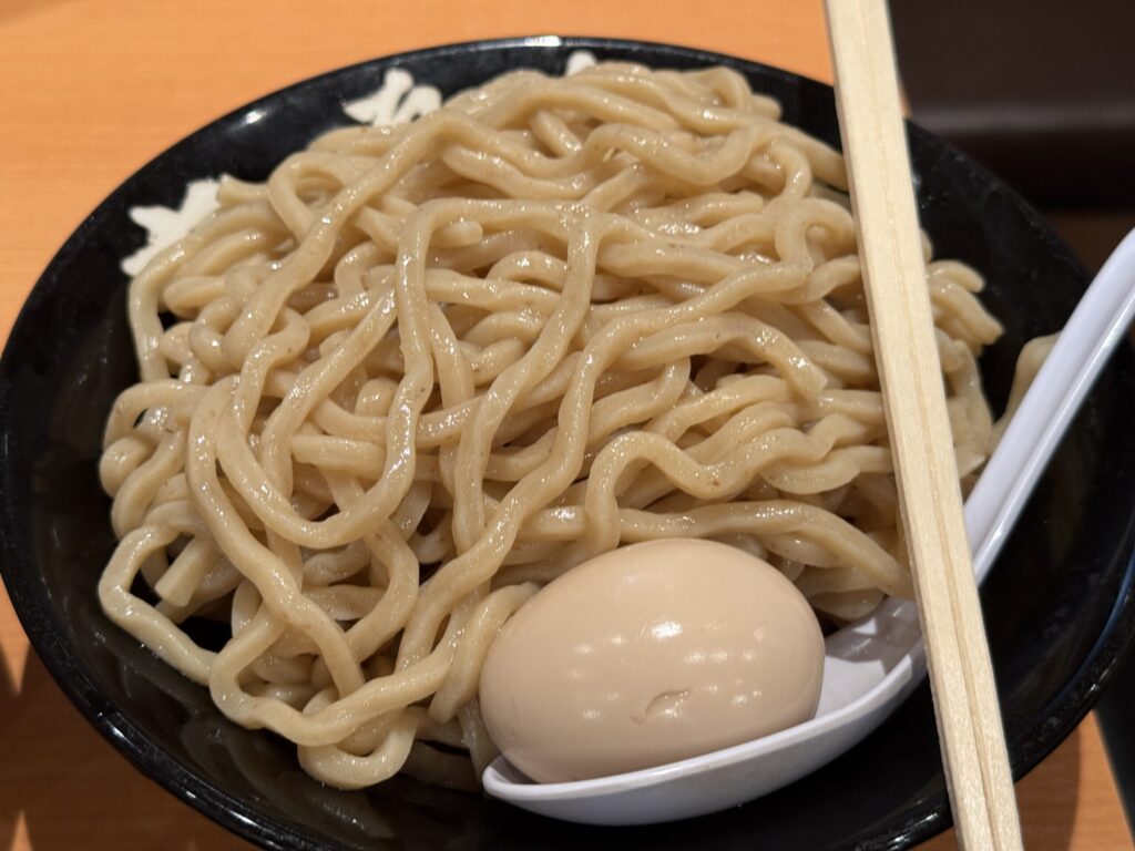 全粒粉が見え隠れする小麦色の極太麺