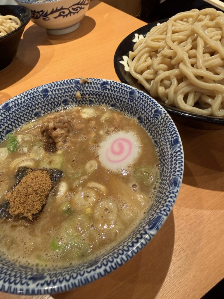 海苔と魚粉が盛られた熱々の豚骨魚介スープ