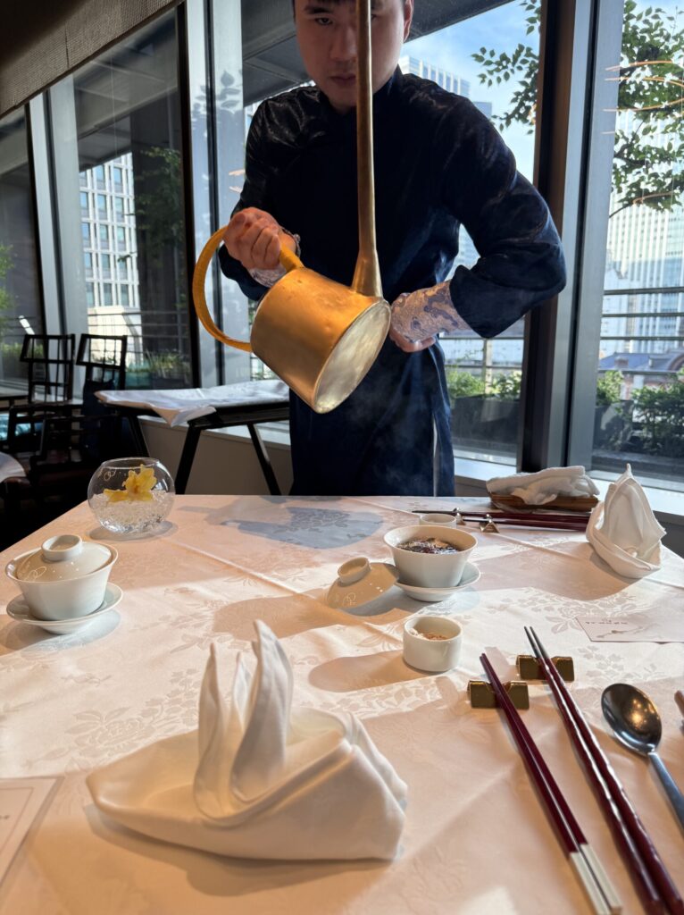茶芸師による八宝茶のアクロバティックなパフォーマンス