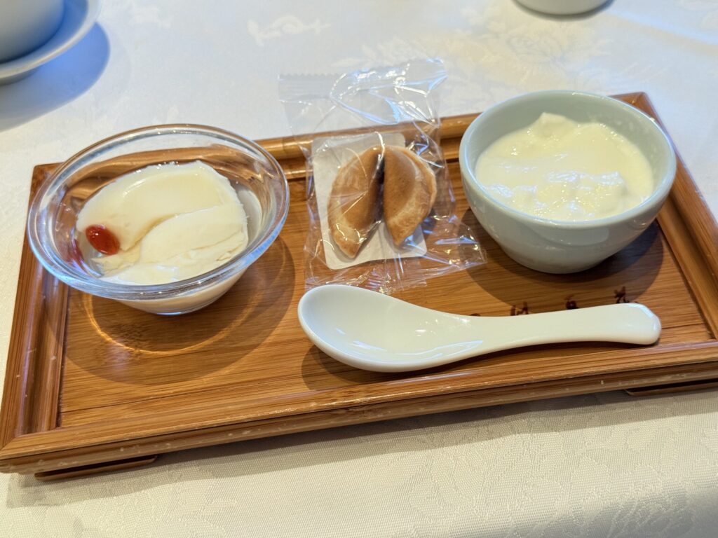 豆花とフォーチュンクッキーのデザートプレート