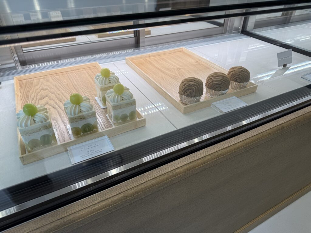 シヅカ洋菓子店のショートケーキやモンブランが並ぶショーケース