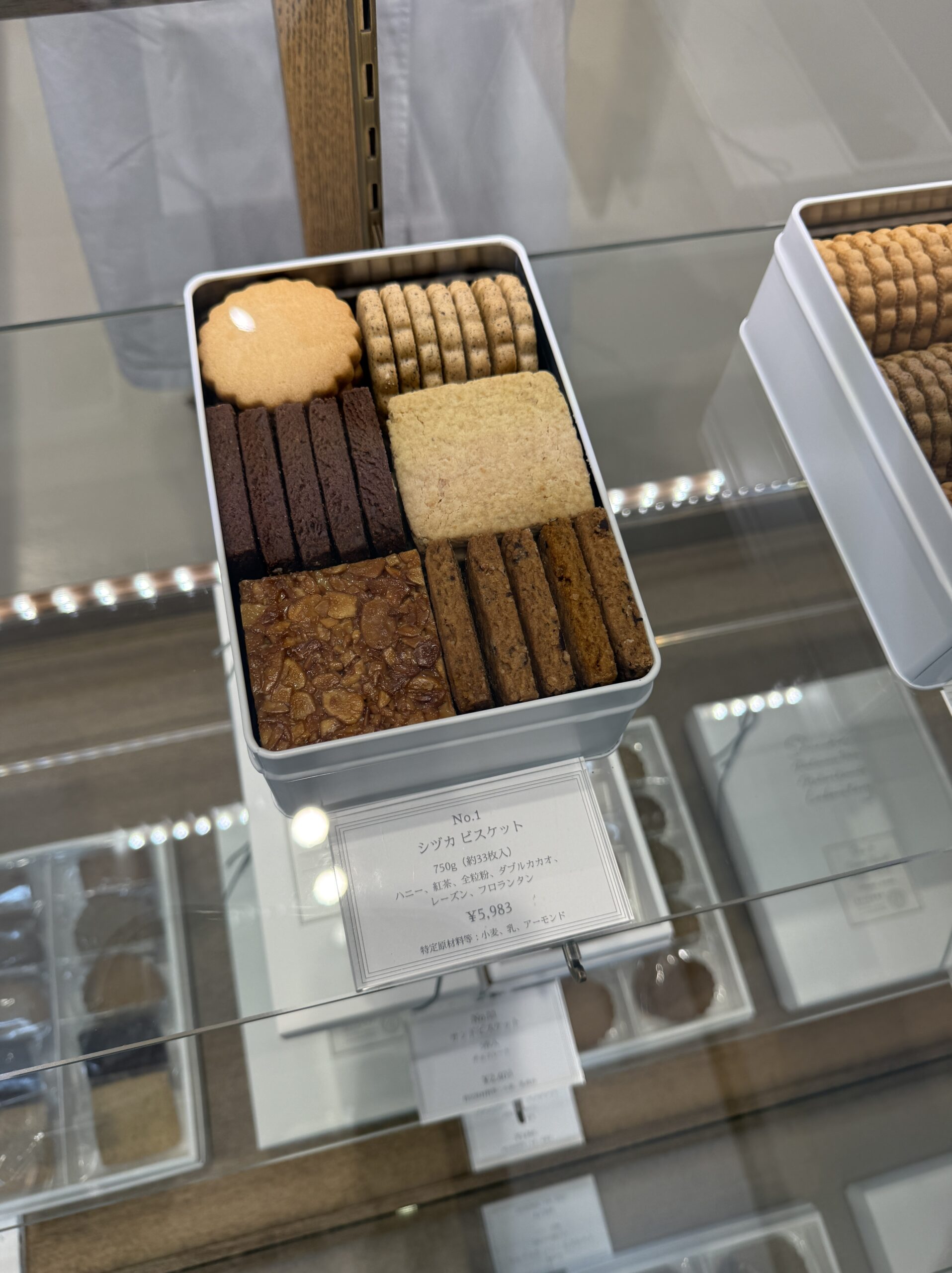 シヅカ洋菓子店 丸の内のクリーンな店内