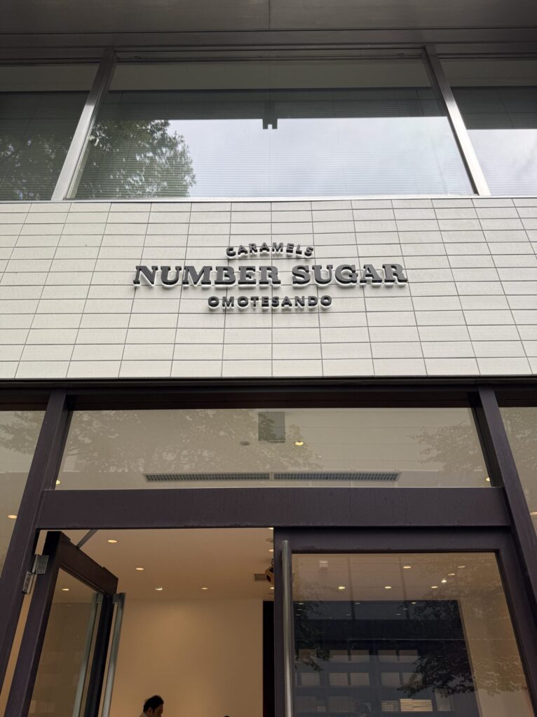 NUMBER SUGAR 丸の内店のクリーンな外観