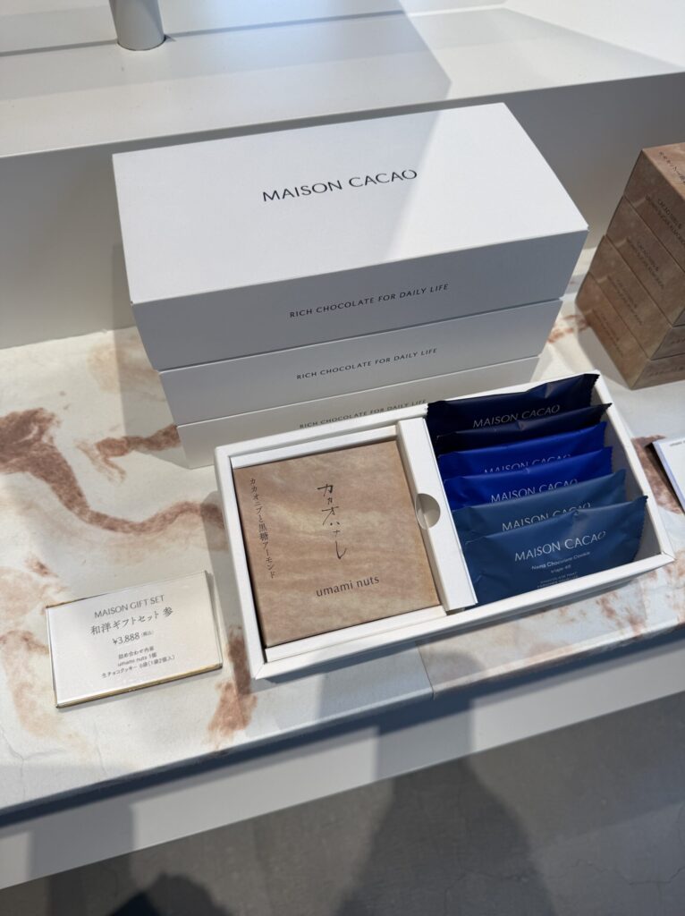 Gift set including umami nuts and raw chocolate cookies