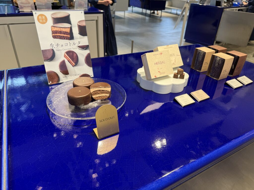 Striking royal blue tile counter at Maison Cacao Marunouchi
