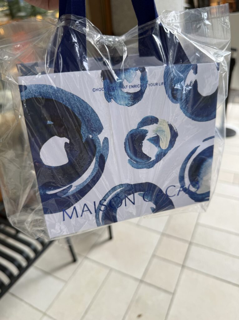 Carrying a stylish Maison Cacao shopper bag in Marunouchi