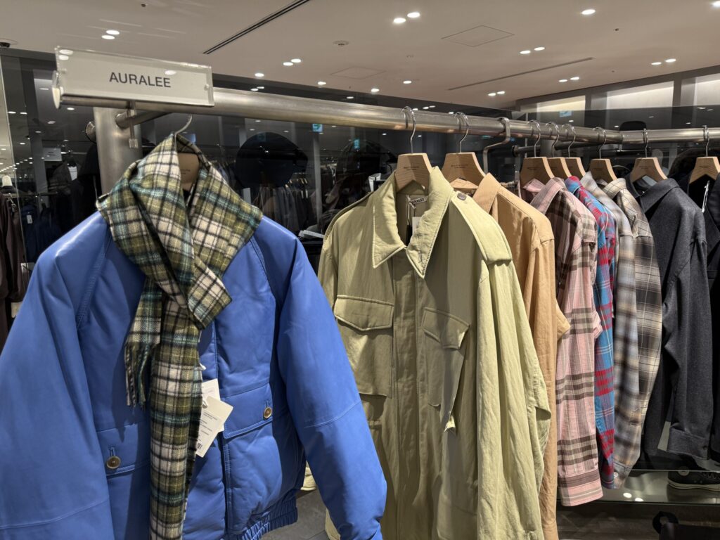 AURALEEの鮮やかなブルーのブルゾン