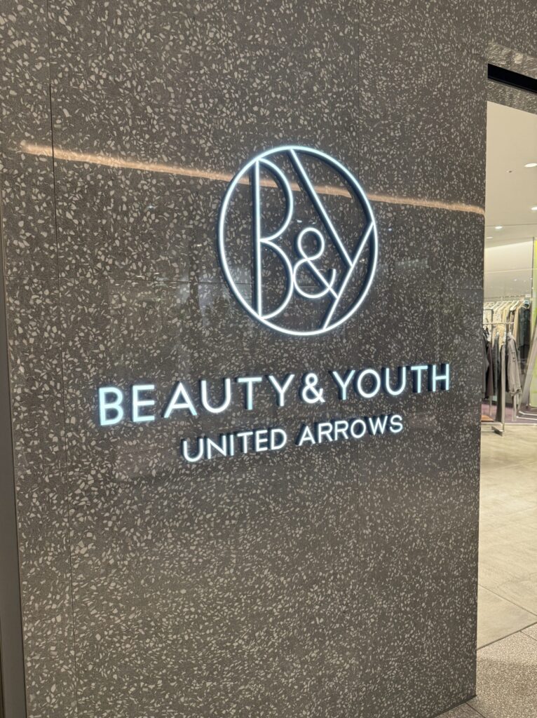BEAUTY&YOUTH 丸の内店のサインボード
