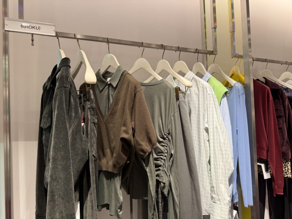 6(ROKU) womens rack with charcoal and green items