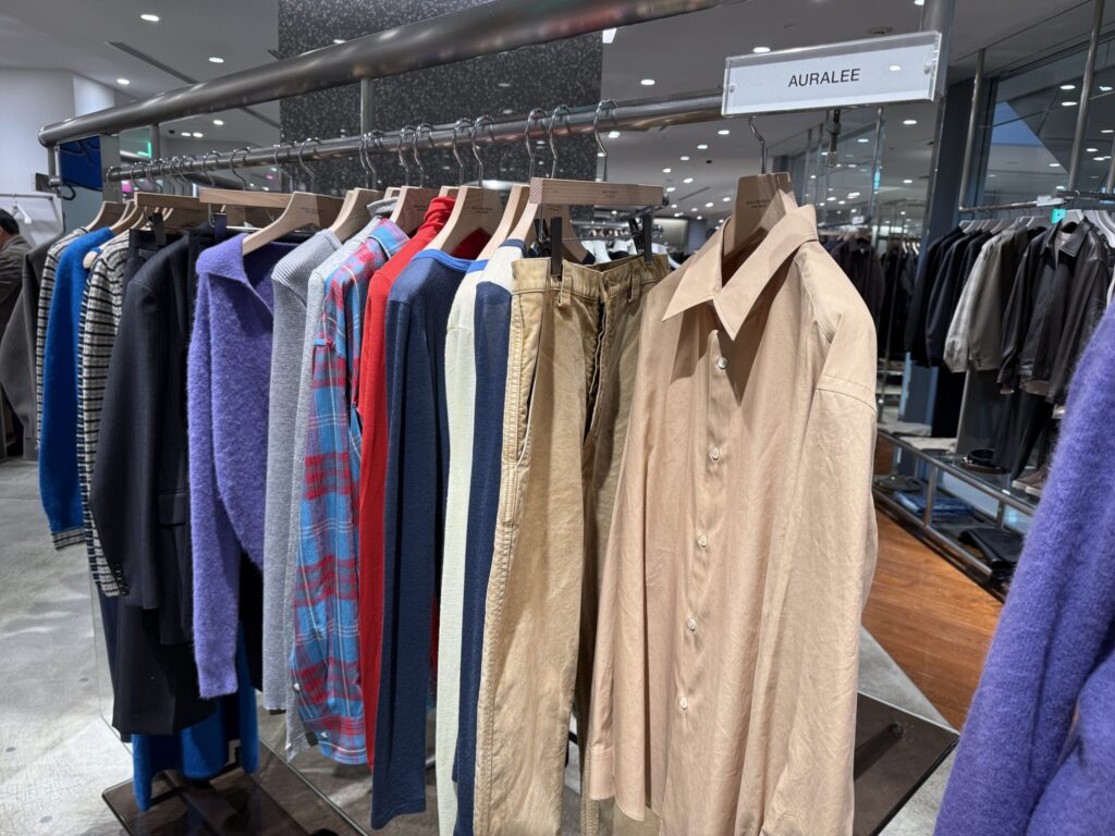 AURALEEの上質なシャツとニット