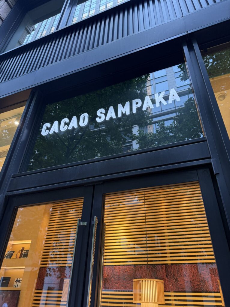 カカオサンパカ 丸の内本店のガラス扉の外観
