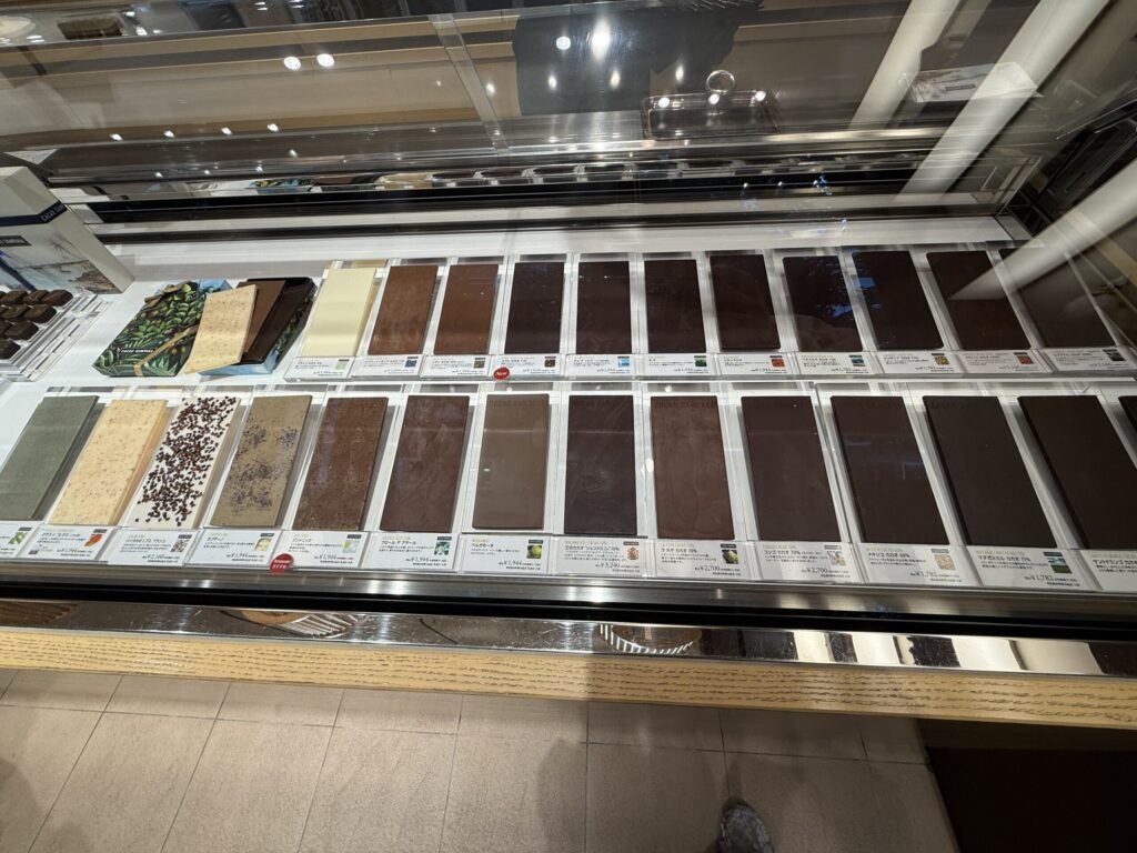 整然と並ぶタブレットチョコレート