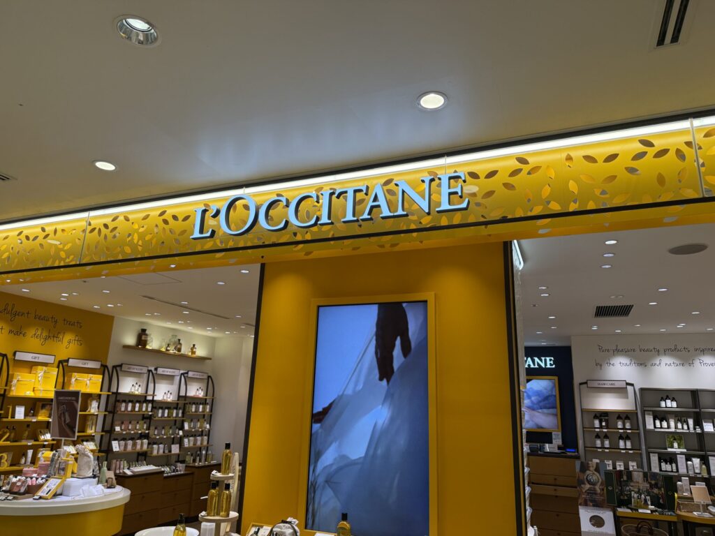 ルミネ有楽町のロクシタン店舗のイエローのファサード