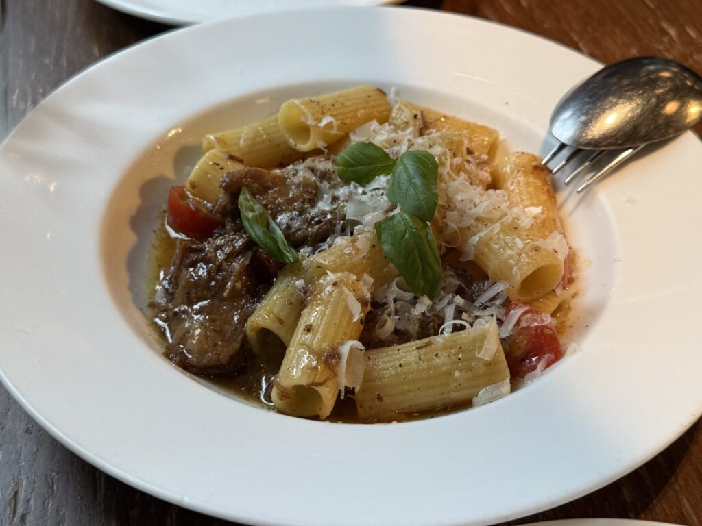 濃厚な肉のソースが絡むショートパスタ