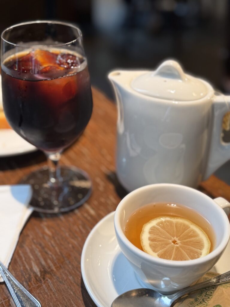 ホットレモンティーとアイスドリンクの対比
