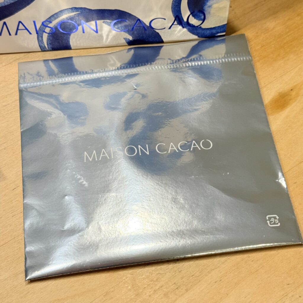 Sleek silver inner packaging of Symphony Cacao 55